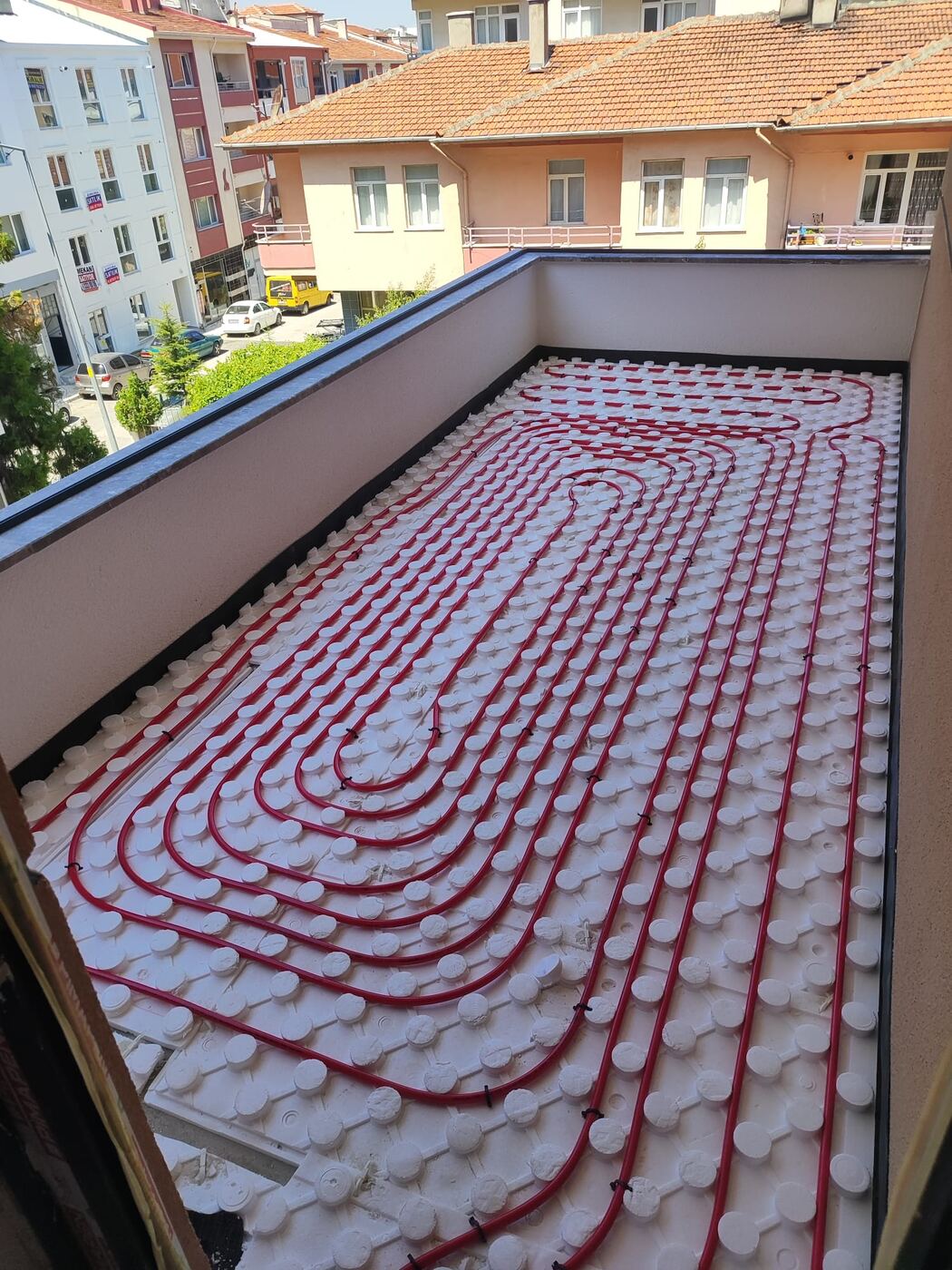 Çatı terasında yerden ısıtma boru serimi